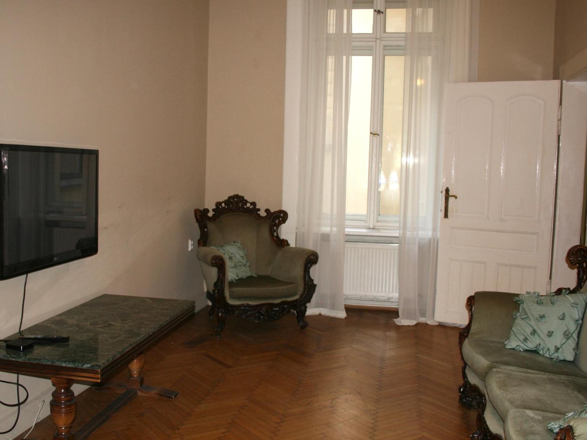 Anna And Peter, City Center Of Daire Prag